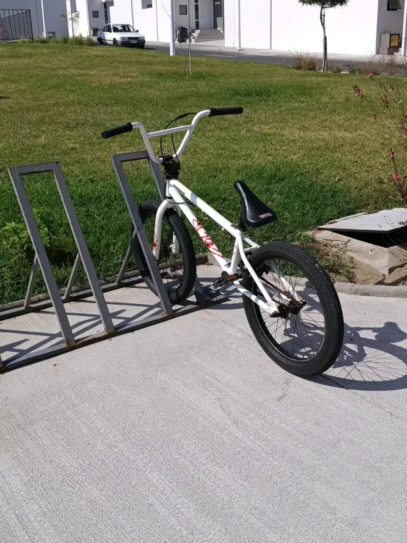 Bicicleta BMX blanca para acrobacias - 2