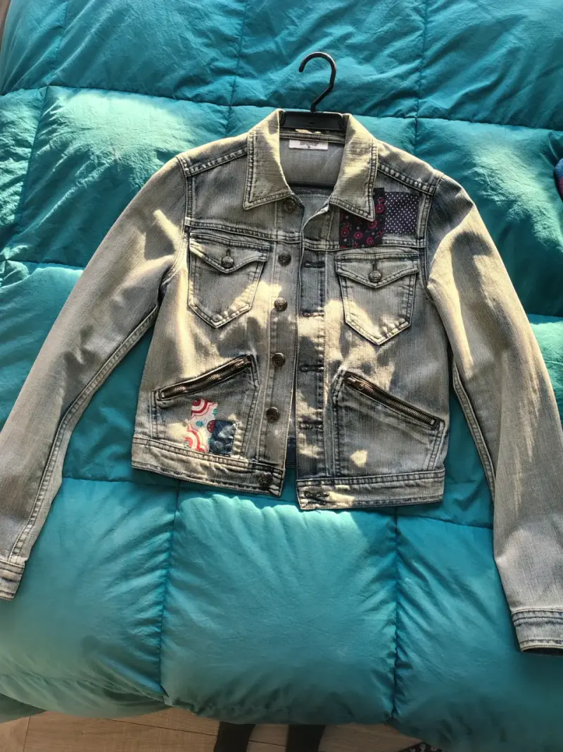 Chaqueta de mezclilla con parches decorativos - 1