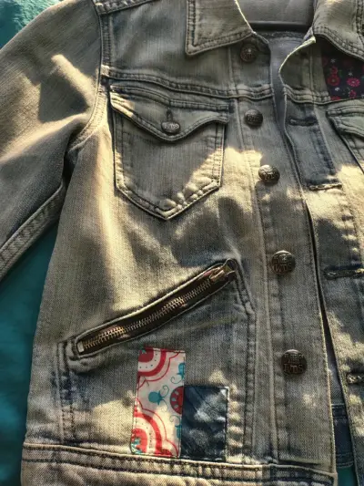 Chaqueta de mezclilla con parches decorativos - miniatura 2