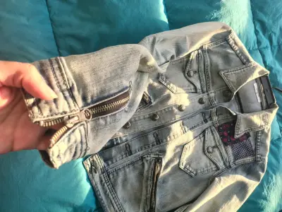 Chaqueta de mezclilla con parches decorativos - miniatura 3