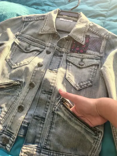Chaqueta de mezclilla con parches decorativos - miniatura 5