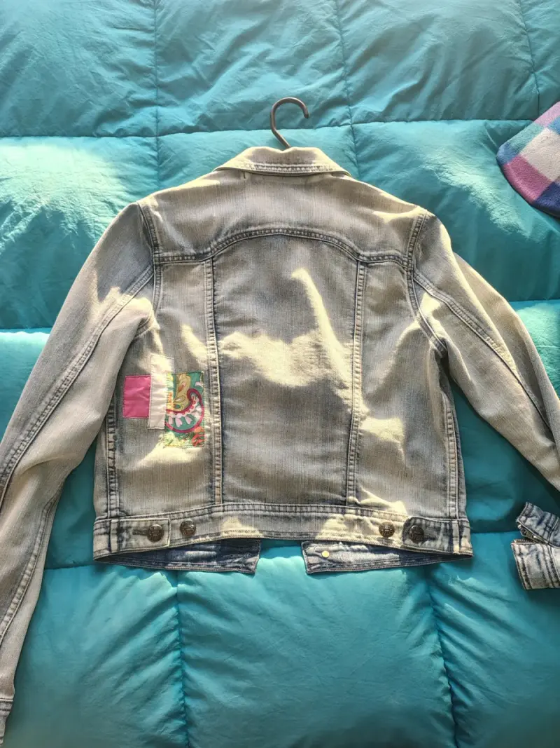 Chaqueta de mezclilla con parches decorativos - 6