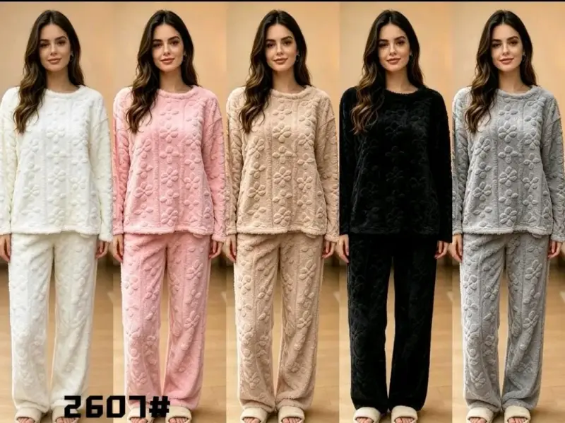 Pijama de felpa para mujer en varios colores