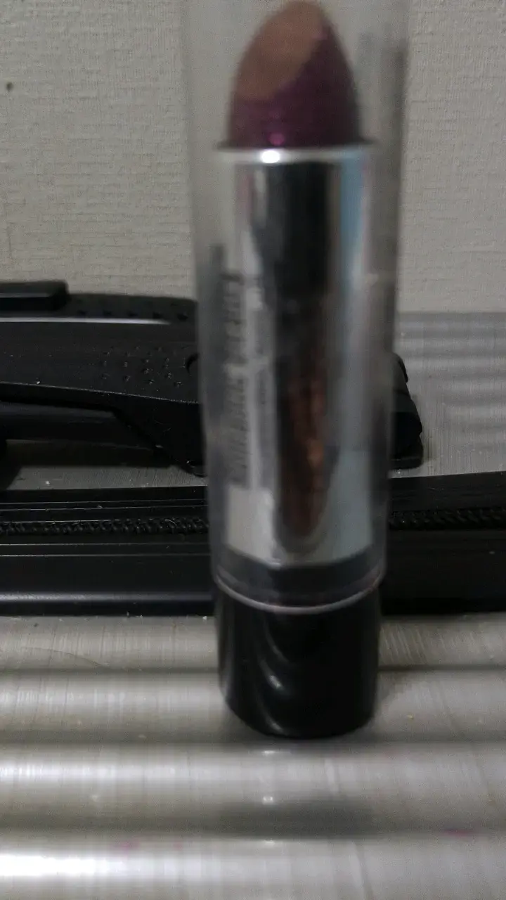 Labial color púrpura con brillo