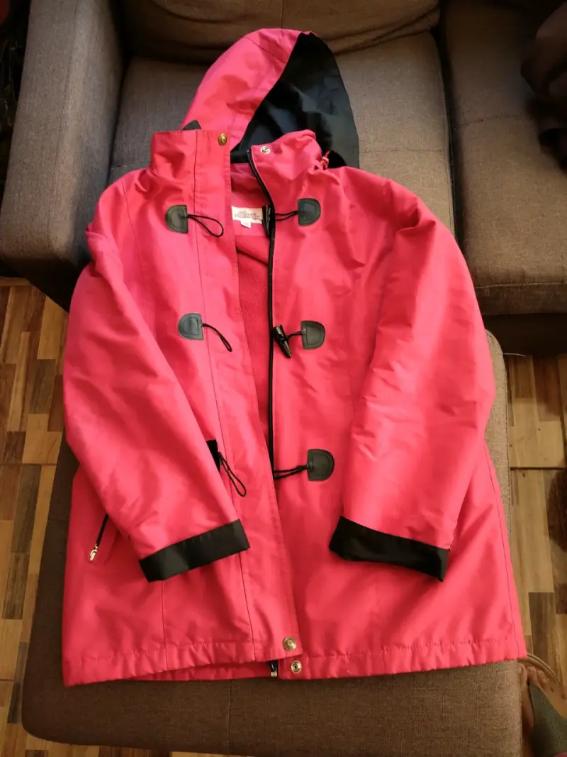 Abrigo rojo con capucha