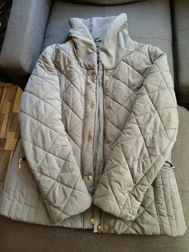 Chaqueta acolchada gris para mujer