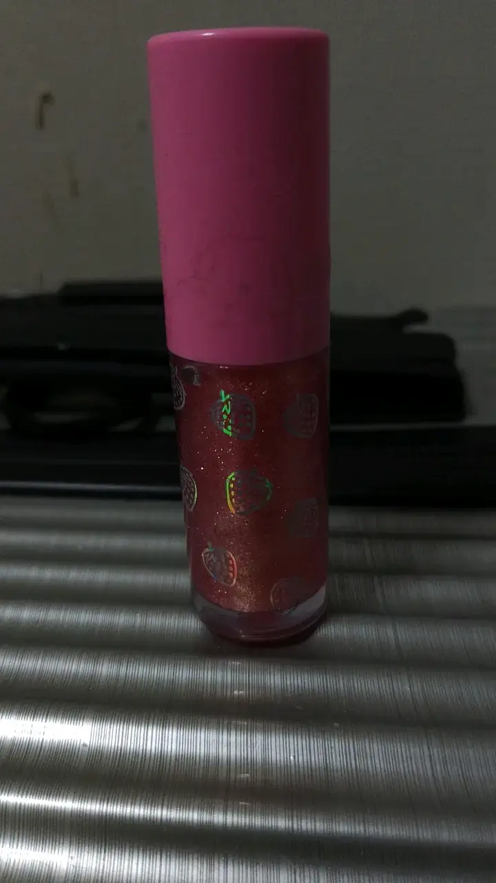 Brillo labial con glitter y tapa rosa