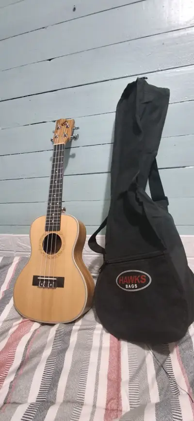 Ukulele de madera con funda Hawks - miniatura 1