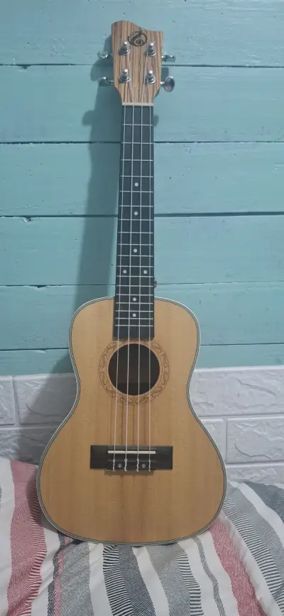 Ukulele de madera con funda Hawks - miniatura 3