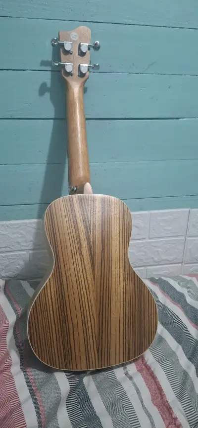 Ukulele de madera con funda Hawks - miniatura 4