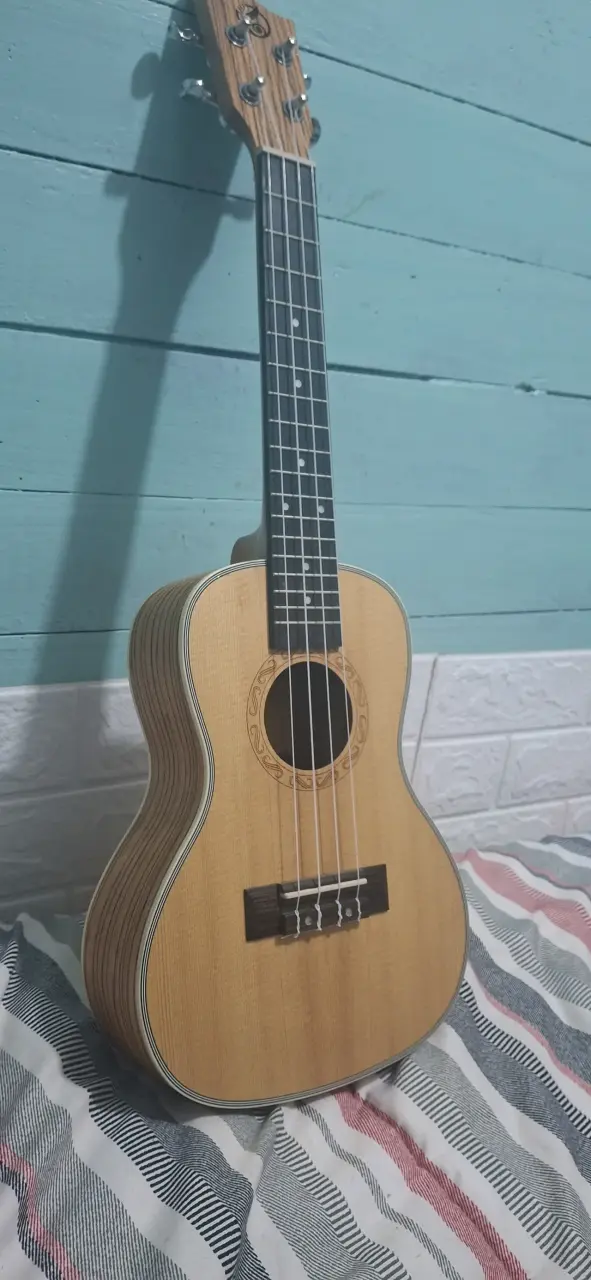 Ukulele de madera con funda Hawks - 5