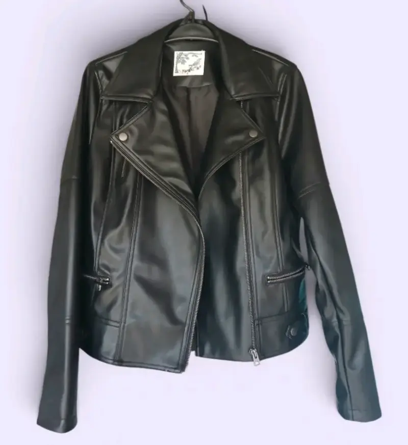 Chaqueta de cuero negra estilo biker
