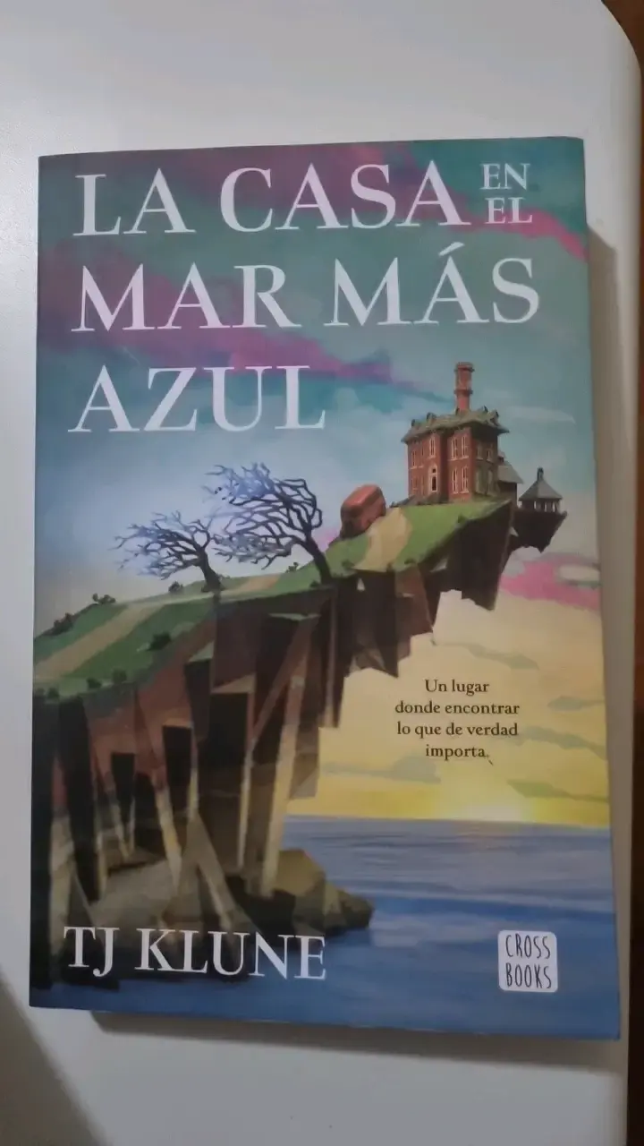 Libro 'La Casa en el Mar Más Azul' de TJ Klune
