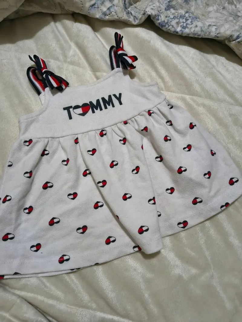 Vestido Tommy Hilfiger para niña con estampado de corazones