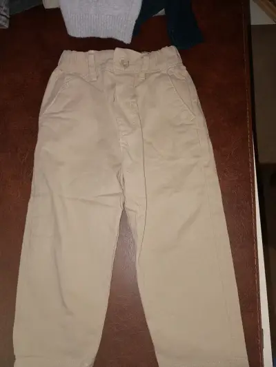 Pantalones beige para niño en buen estado - miniatura 1