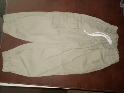 Pantalones beige para niño en buen estado - miniatura 4