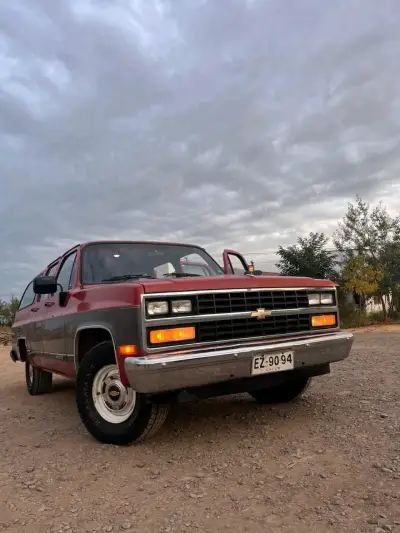 Chevrolet Suburban - miniatura 2