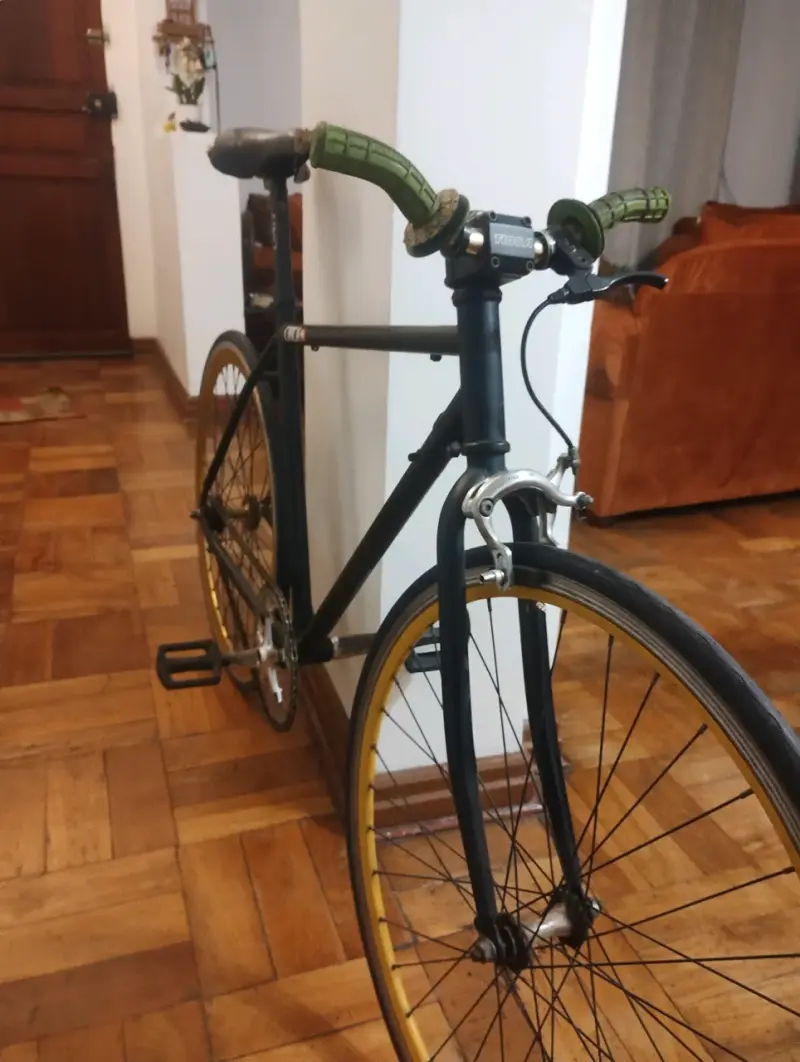 Bicicleta fixie negra con manubrio verde - 1