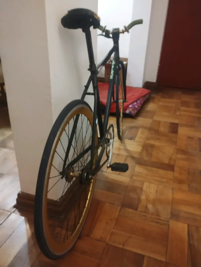 Bicicleta fixie negra con manubrio verde - 2