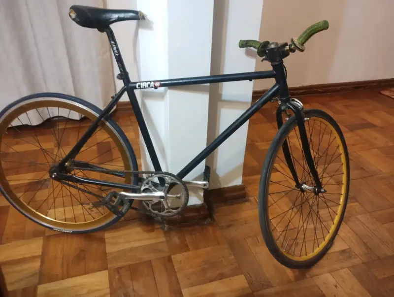 Bicicleta fixie negra con manubrio verde - 3