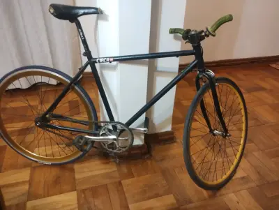 Bicicleta fixie negra con manubrio verde - miniatura 3