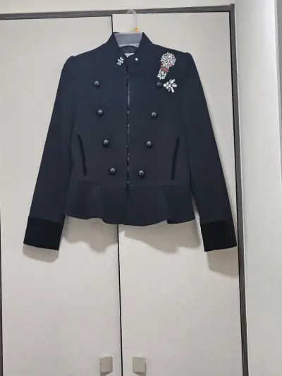 Chaqueta negra con broches decorativos - miniatura 1
