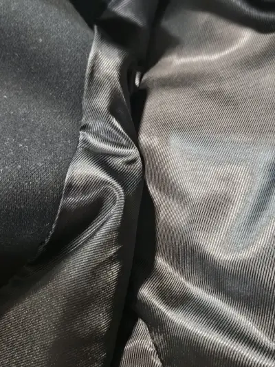 Chaqueta negra con broches decorativos - miniatura 4