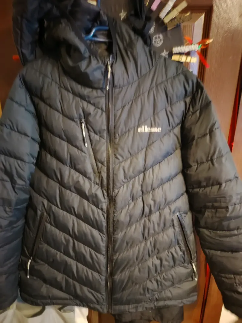 Chaqueta acolchada Ellesse negra con capucha