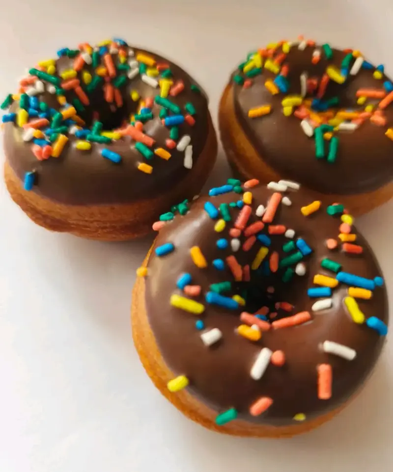 Mini donuts con chocolate y mostacillas