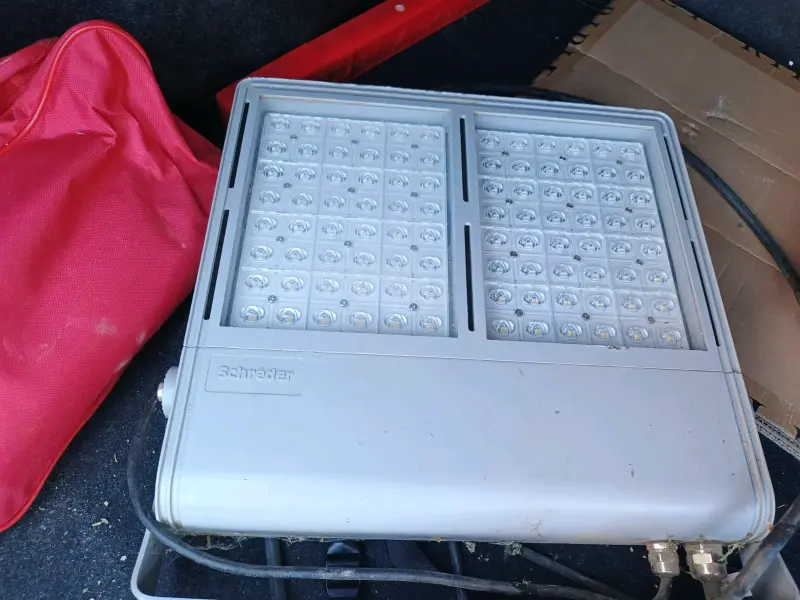Reflector LED Schreder para exteriores - 1