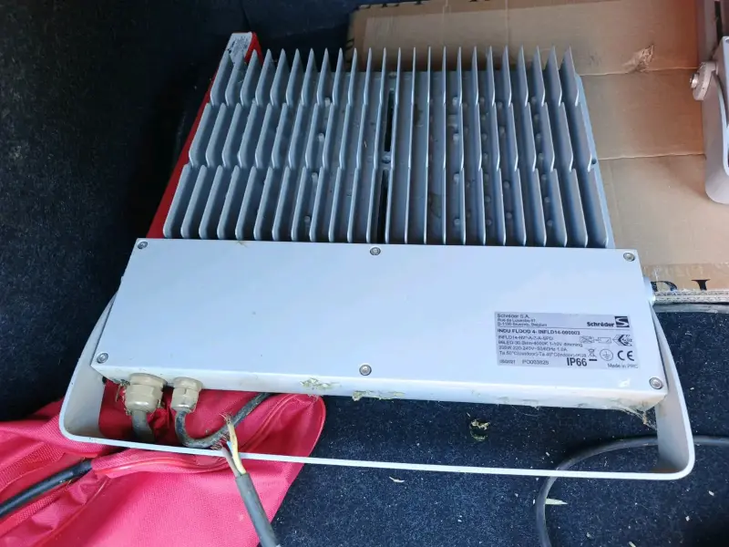 Reflector LED Schreder para exteriores - 4