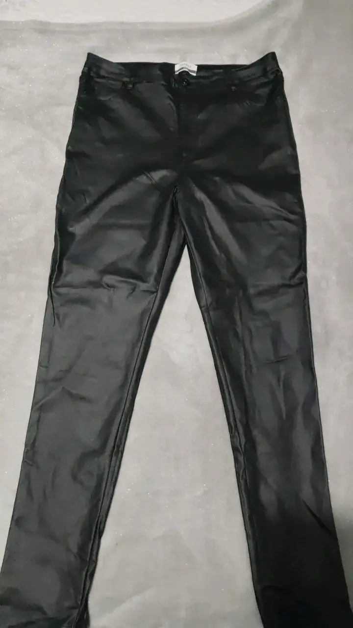 Pantalones negros de cuero sintético - 1