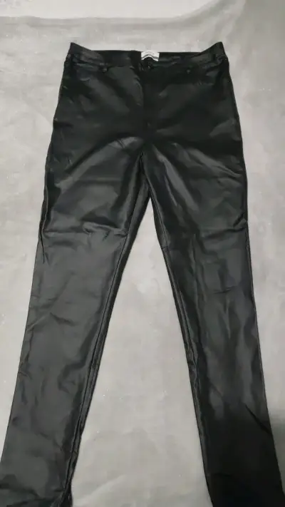 Pantalones negros de cuero sintético - miniatura 1