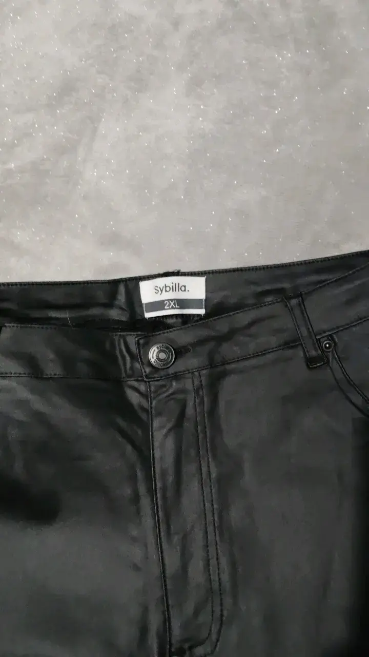 Pantalones negros de cuero sintético - 2