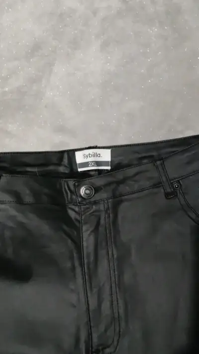 Pantalones negros de cuero sintético - miniatura 2