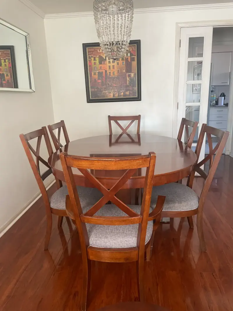 Mesa de comedor ovalada con 6 sillas de madera - 1