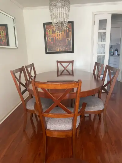 Mesa de comedor ovalada con 6 sillas de madera - miniatura 1
