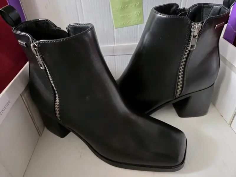 Botines negros de cuero con cierre lateral - 1