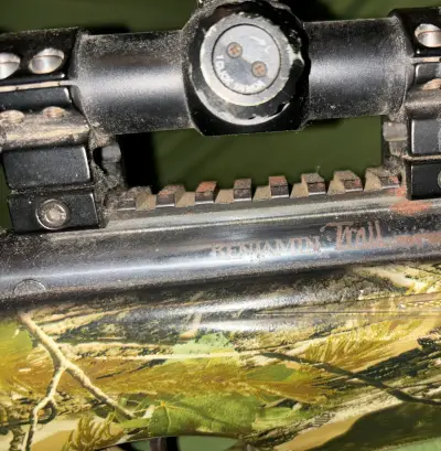 Rifle de aire comprimido camuflado con mira - miniatura 2