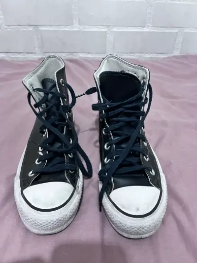 Zapatillas negras de cuero estilo urbano - miniatura 1