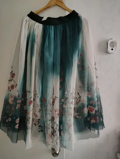 Falda midi floral con diseño degradado - miniatura 1
