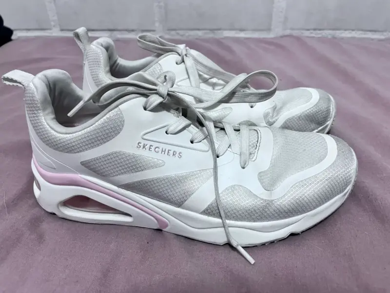 Zapatillas Skechers blancas con detalles rosados