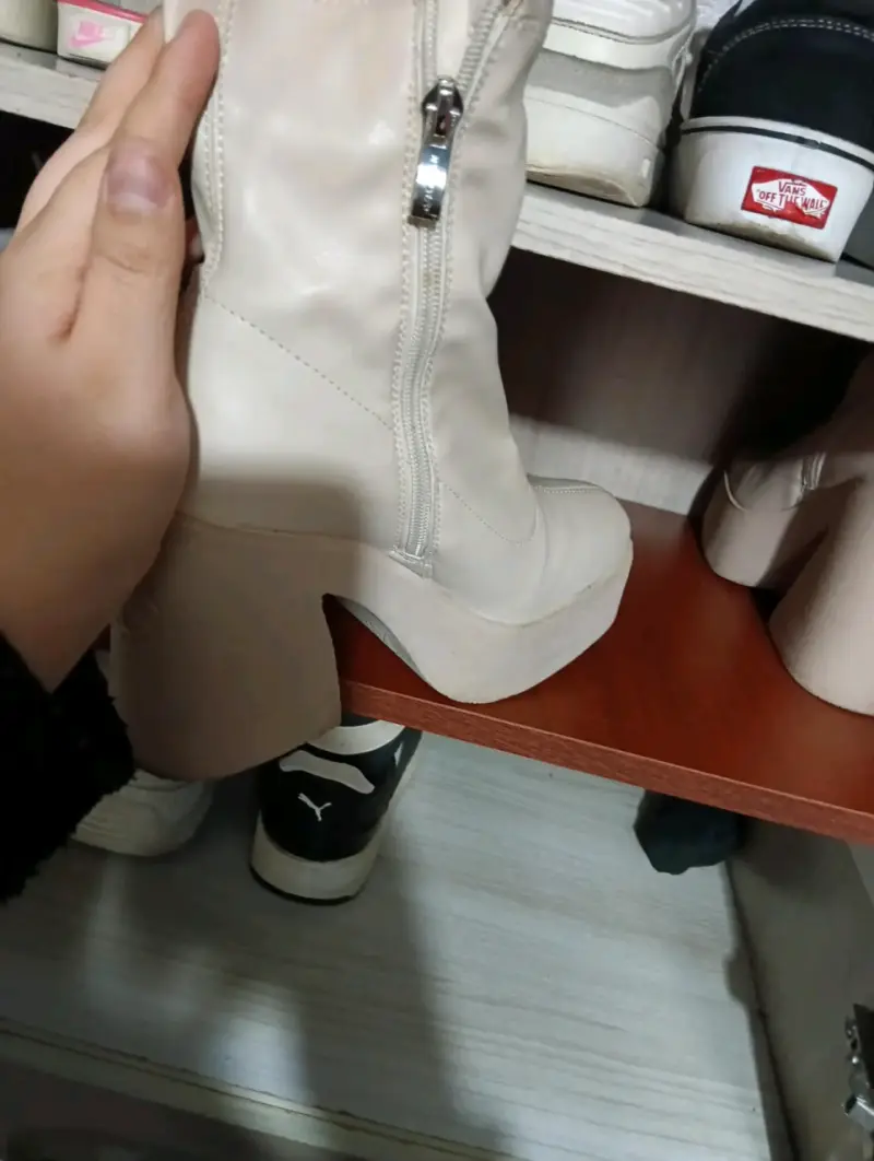 Botas de tacón beige con cierre lateral - 1