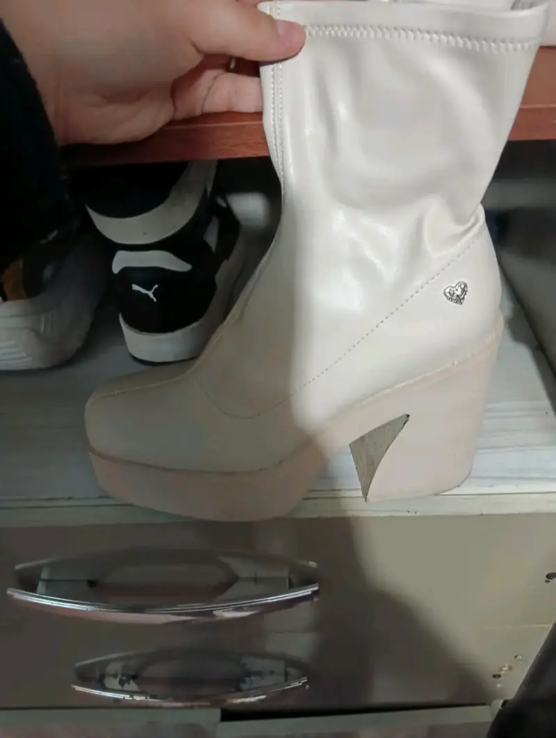 Botas de tacón beige con cierre lateral - 2