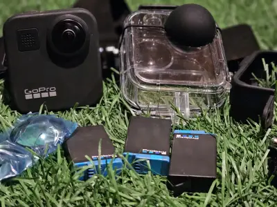 Cámara GoPro con accesorios y baterías - miniatura 1