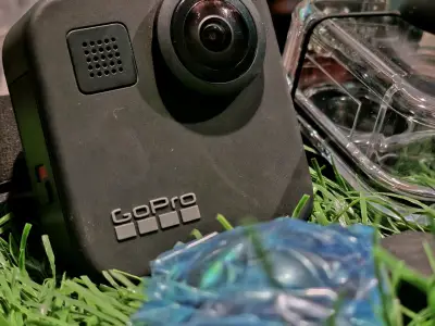 Cámara GoPro con accesorios y baterías - miniatura 2