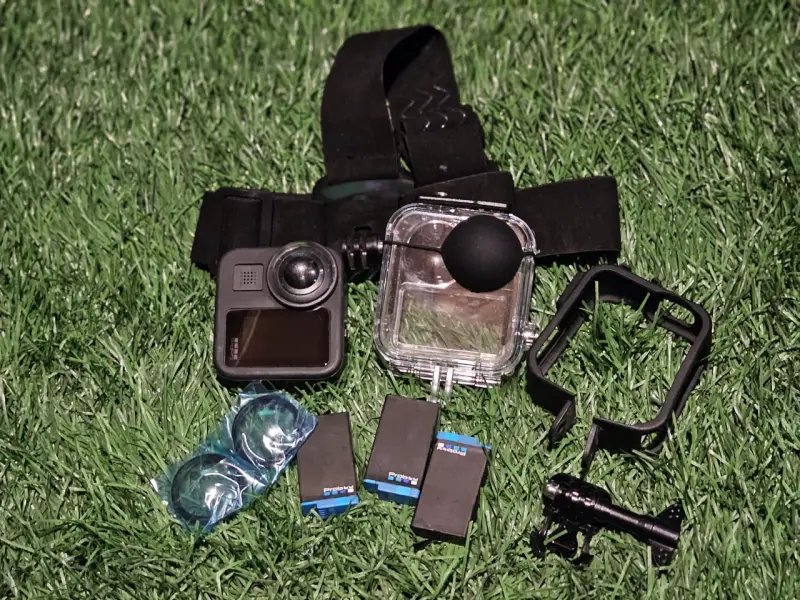 Cámara GoPro con accesorios y baterías - 3