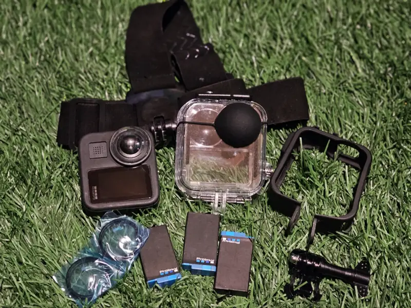 Cámara GoPro con accesorios y baterías - 4