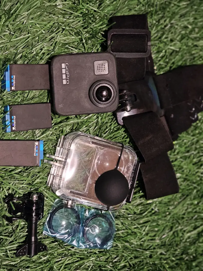 Cámara GoPro con accesorios y baterías - 5