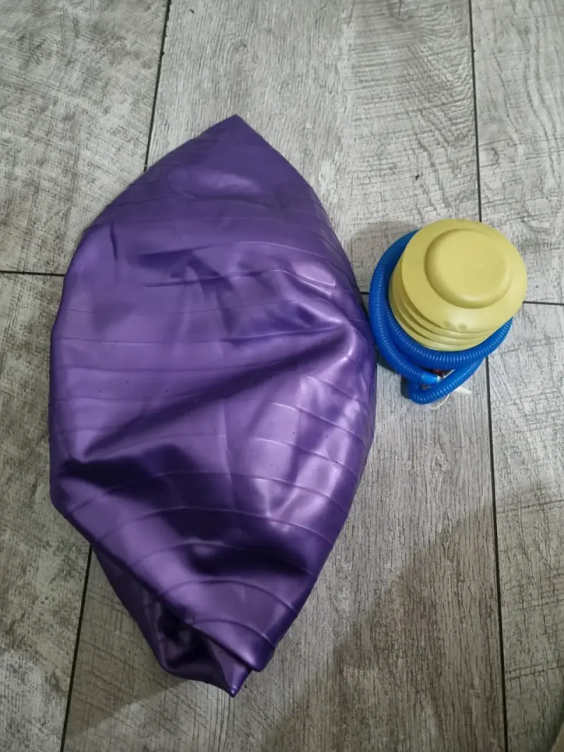 Pelota yoga morada con bomba de aire
